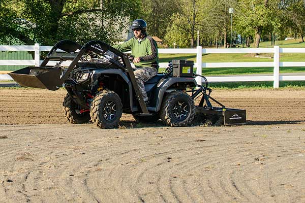 https://www.wildharemfg.com/wp-content/uploads/Hydraulic-Powered-Box-Grader-Attachment-In-Action.jpg